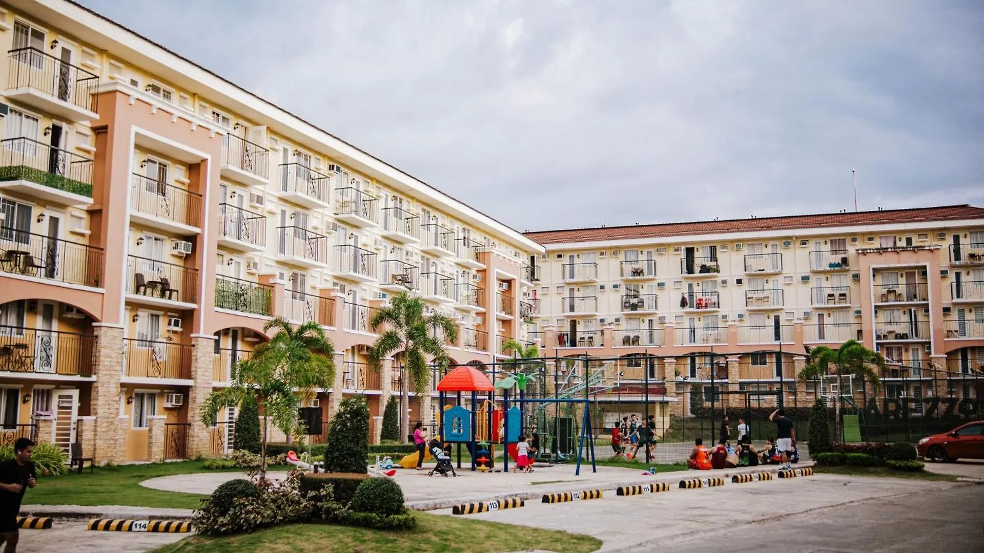Modern Minimalist - Relaxwork Airport Pickup Netflix Apartment Davao